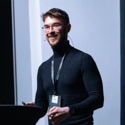 Marcin Kołodziej, CodeStoryBro, Engineering Manager komentujący świat IT i technologii